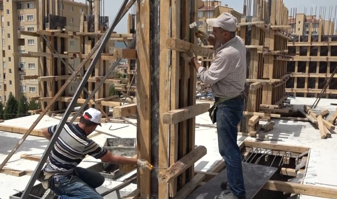 Kütahya’da inşaat işçileri, sıcak havaya rağmen zorlu mesailerini sürdürüyor. Sıcak