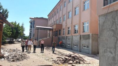 Simav Kaymakamı Bünyamin Karaloğlu, ilçede bulunan okul binalarındaki bakım ve