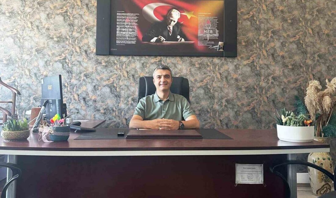Kütahya Aysel-Selahattin Erkasap Sosyal Bilimler Lisesi’nde uzun yıllardır müdürlük görevini