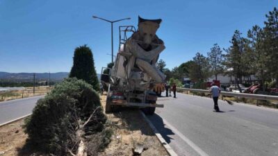 Kütahya’da mikserin tıra çarpması sonucunda meydana gelen trafik kazasında 1