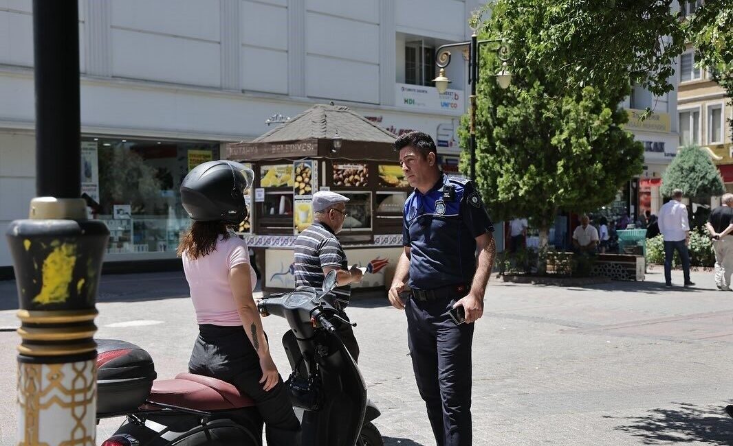 Kütahya Belediyesi Zabıta Müdürlüğü ekipleri, trafiğe kapalı olan Cumhuriyet Caddesi’nde