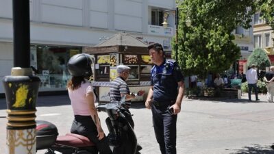 Kütahya Belediyesi Zabıta Müdürlüğü ekipleri, trafiğe kapalı olan Cumhuriyet Caddesi’nde