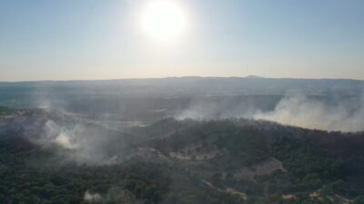 SÖNDÜRME ÇALIŞMASI SÜRÜYOR Kütahya’nın Gediz ilçesinde başlayan orman yangınına havadan