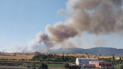 Kütahya’nın Dumlupınar ilçesinde ormanlık alanda yangın çıktı. İtfaiye ekipleri yangına