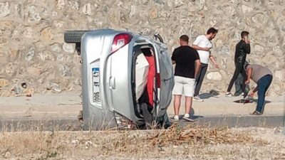 Kütahya’nın Hisarcık Emet ilçesinde sürücüsünün direksiyon hakimiyetini kaybettiği otomobil takla