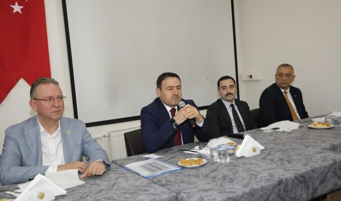 Kütahya Valisi Musa Işın’ın başkanlığında, Domaniç ilçesinde muhtarlarla istişare toplantısı