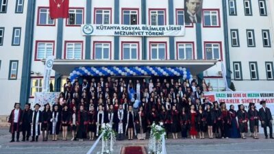 Kütahya Sosyal Bilimler Lisesi’nin 2025 mezuniyet töreninde öğrenciler taşıdığı anlamlı