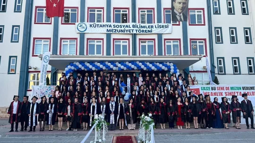 Kütahya Sosyal Bilimler Lisesi’nin 2025 mezuniyet töreninde öğrenciler taşıdığı anlamlı