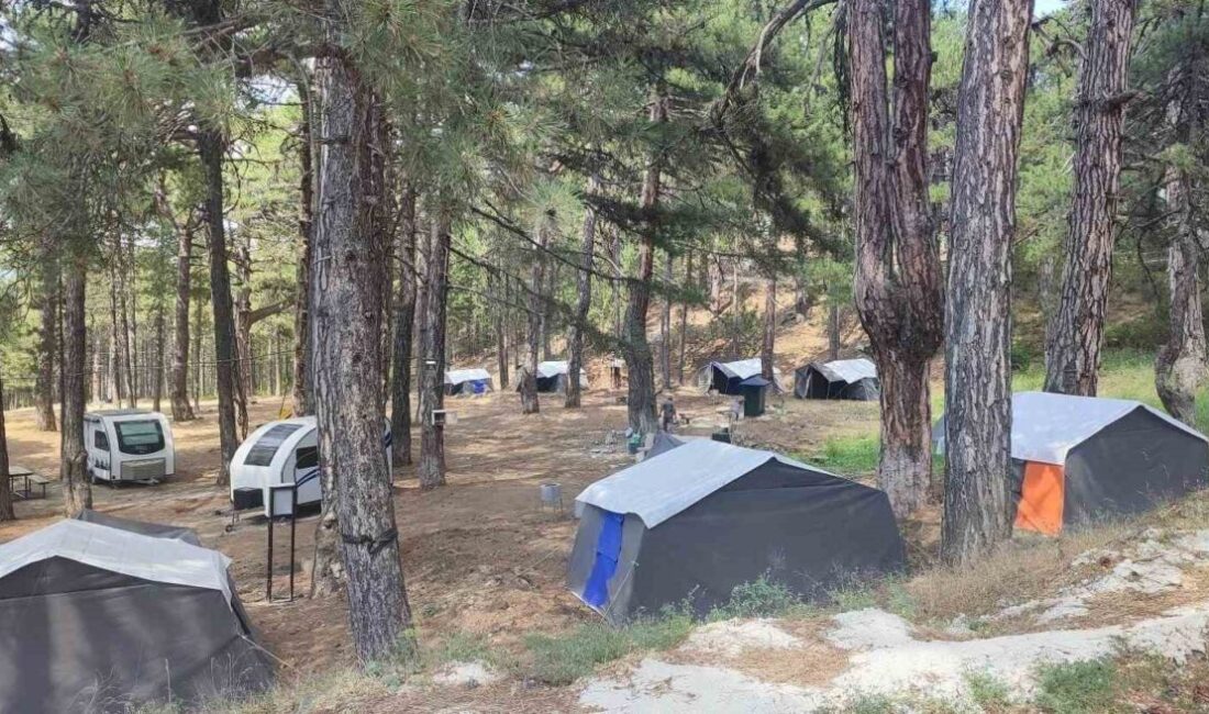Kütahya’nın Gediz ilçesinde bulunan doğa harikası Murat Dağı, kamp tutkunları