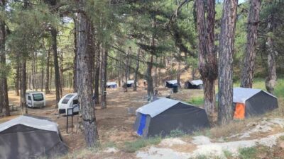 Kütahya’nın Gediz ilçesinde bulunan doğa harikası Murat Dağı, kamp tutkunları