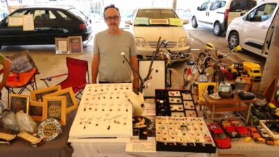 Kütahyalı sanatçı Erdoğan Başaran, sıkma kehribardan ürettiği el emeği kolyelerle