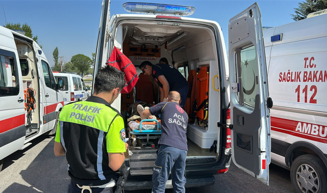 Oğuzhan KILIÇ/KÜTAHYA, – KÜTAHYA’da işçileri taşıyan servis otobüsü, akaryakıt tankerine