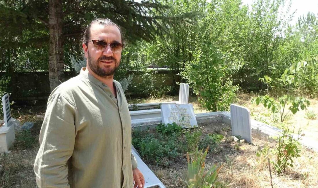 Kütahya’nın Tavşanlı ilçesi Asri Mezarlığı’nda, serinlemek için mezar başındaki sulukta