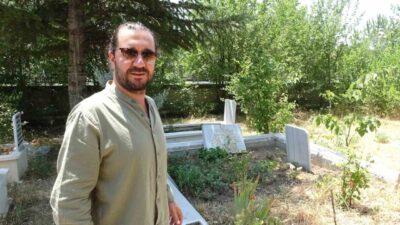 Kütahya’nın Tavşanlı ilçesi Asri Mezarlığı’nda, serinlemek için mezar başındaki sulukta