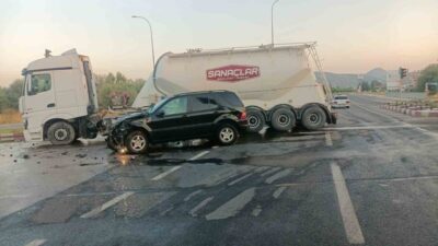 Kütahya’nın Tavşanlı ilçesinde otomobil ile tırın çarpışması sonucu meydana gelen