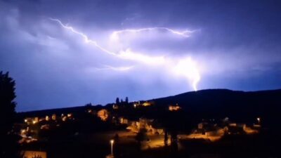 Kütahya’nın Tavşanlı ve Hisarcık ilçelerinde dün gece yarısı, sağanak yağmur