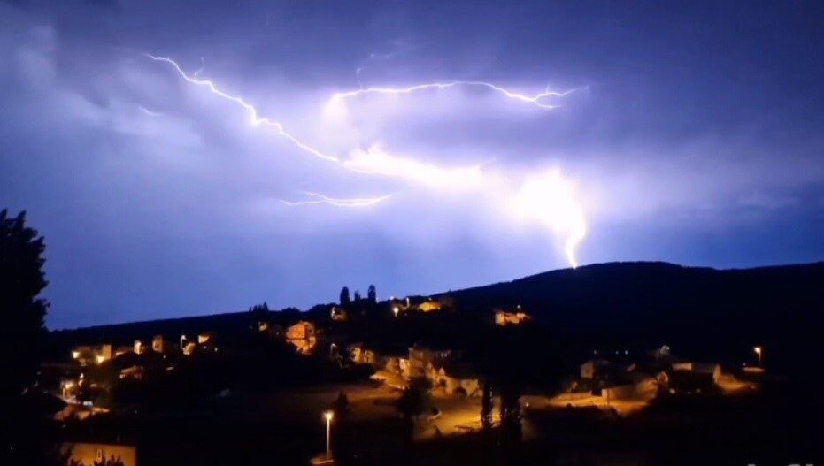 Kütahya’nın Tavşanlı ve Hisarcık ilçelerinde dün gece yarısı, sağanak yağmur