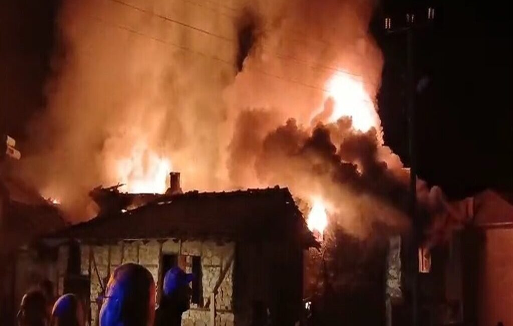 Tuna İŞLEYEN/TAVŞANLI (Kütahya), – KÜTAHYA’nın Tavşanlı ilçesinde 2 ev, 2