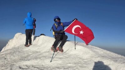 Kütahya’dan üç dağcı, Türkiye’nin en yüksek noktası olan Ağrı Dağı’nın