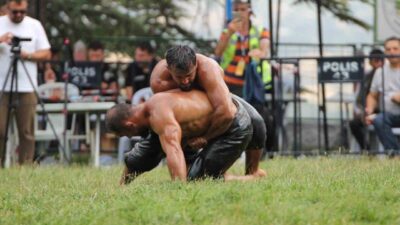 Kütahya’nın Domaniç ilçesinde düzenlenen 664. Tarihi Yağlı Pehlivan Güreşleri, renkli