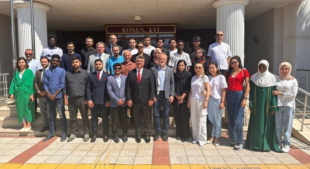 Kütahya Dumlupınar Üniversitesi (DPÜ) Rektörü Prof. Dr. Süleyman Kızıltoprak, farklı