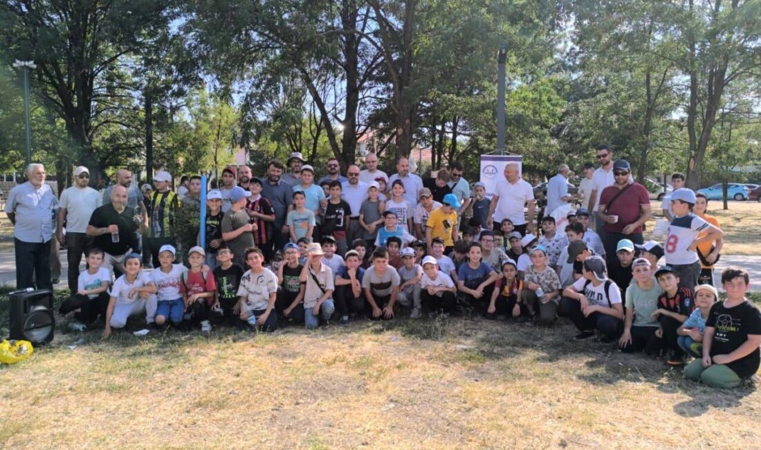 Kütahya Müftülüğü’ne bağlı Emir Sultan Hafızlık Kur’an Kursu öğrencileri ve