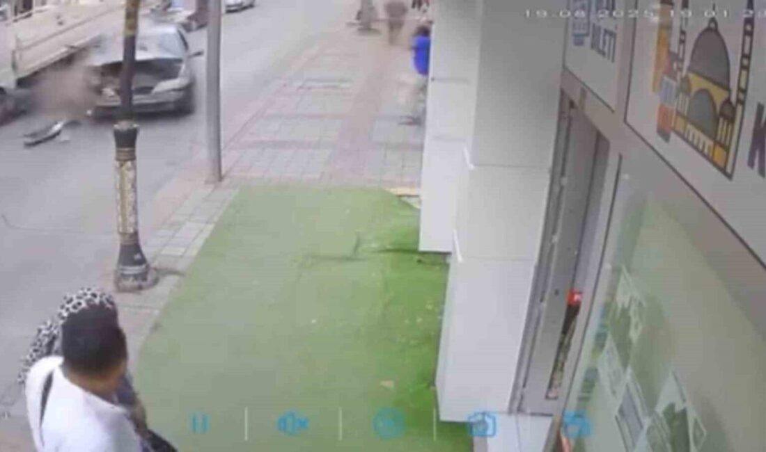 Kütahya’da sürücüsünün direksiyon hakimiyetini kaybettiği otomobil önce park halindeki kamyonete,