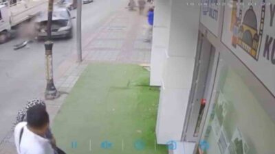 Kütahya’da sürücüsünün direksiyon hakimiyetini kaybettiği otomobil önce park halindeki kamyonete,