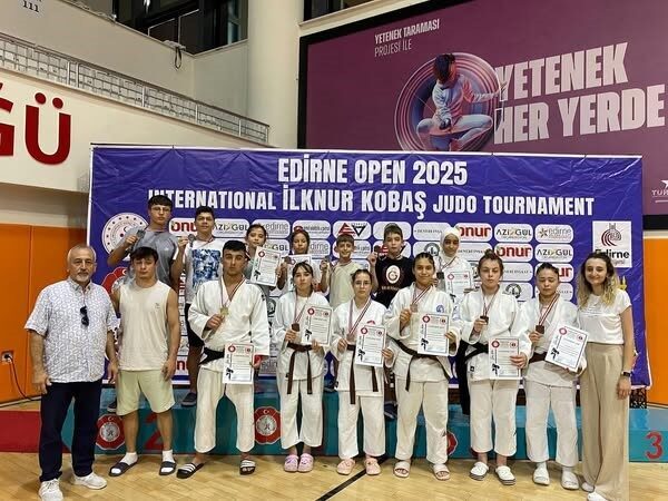 Edirne’de düzenlenen Uluslararası İlknur Kobaş Judo Turnuvası’na katılan Kütahya Belediyespor’un