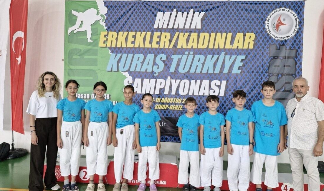 Sinop’un Gerze ilçesinde düzenlenen Minikler Kuraş Türkiye Şampiyonası’nda Kütahya Belediyespor’un