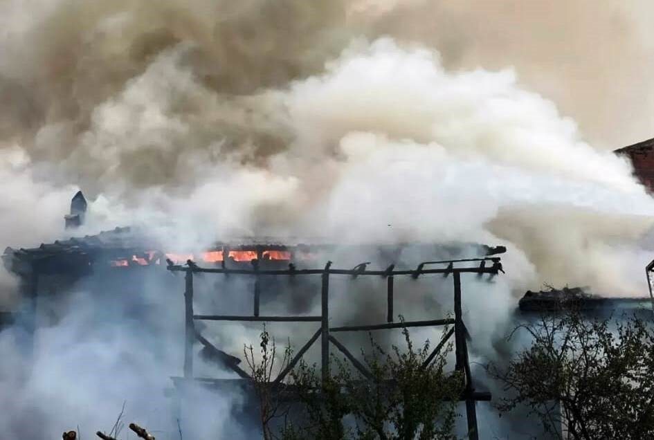 Kütahya’nın Emet ilçesinde bir evde çıkan yangın, çevresindeki diğer evlere