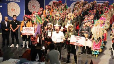 Kütahya Halk Eğitimi Merkezi Halk Oyunları ekibi Afyonkarahisar’da düzenlenen halk