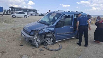 Kütahya’nın Hisarcık ilçesinde iki otomobilin çarpışması sonucu meydana gelen trafik