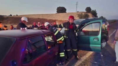 Kütahya’da 2 aracın kafa kafaya çarpışması sonucunda meydana gelen trafik