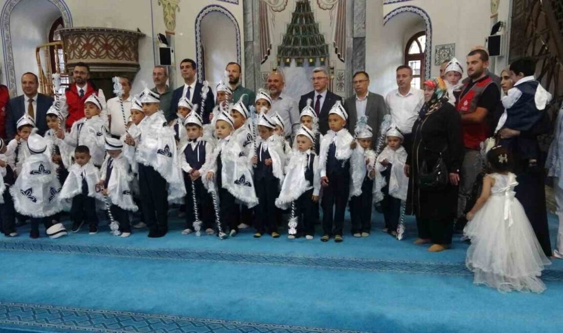 Kütahya Vakıflar Bölge Müdürlüğü, hizmetlerinden yararlanan ailelerin çocuklarını sünnet ettirdi.