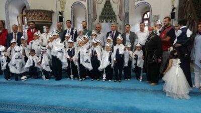 Kütahya Vakıflar Bölge Müdürlüğü, hizmetlerinden yararlanan ailelerin çocuklarını sünnet ettirdi.