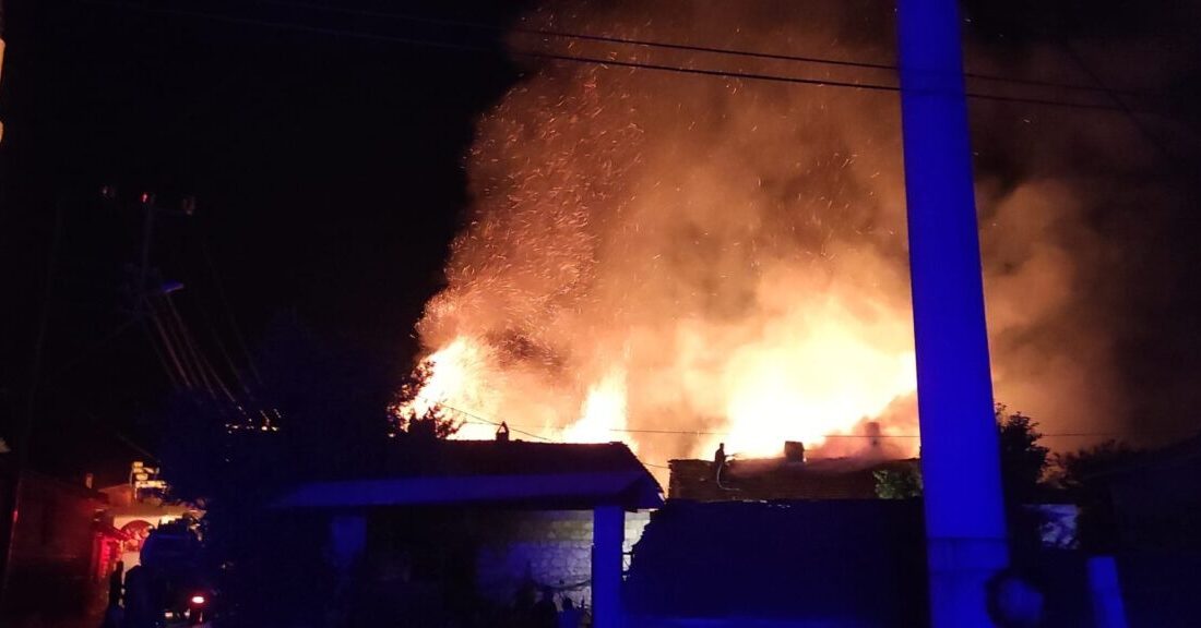 Tuna İŞLEYEN/ TAVŞANLI(Kütahya), – KÜTAHYA’nın Tavşanlı ilçesinde bir evde çıkan