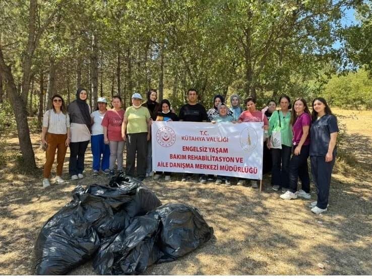 Kütahya’da engellilerin katılımıyla çöp toplama etkinliği düzenlendi. Kütahya Aile ve
