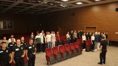 Kütahya’da polis okulundan mezun olduktan sonra göreve başlayan polis memurlarına