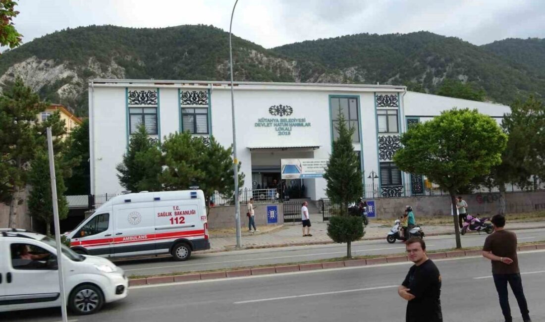 Kütahya’da bulunan Belediye Devlet Hatun Hanımlar Lokali’nde asma tavanın çökmesi