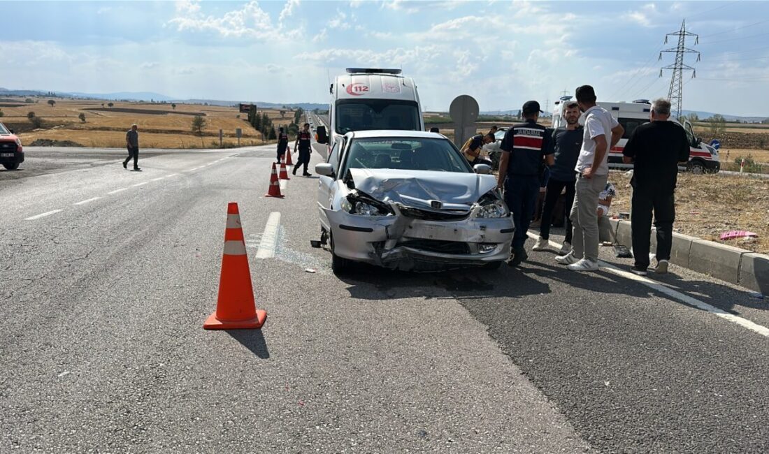Oğuzhan KILIÇ/ KÜTAHYA, – KÜTAHYA- Tavşanlı karayolunda iki otomobilin çarpışması