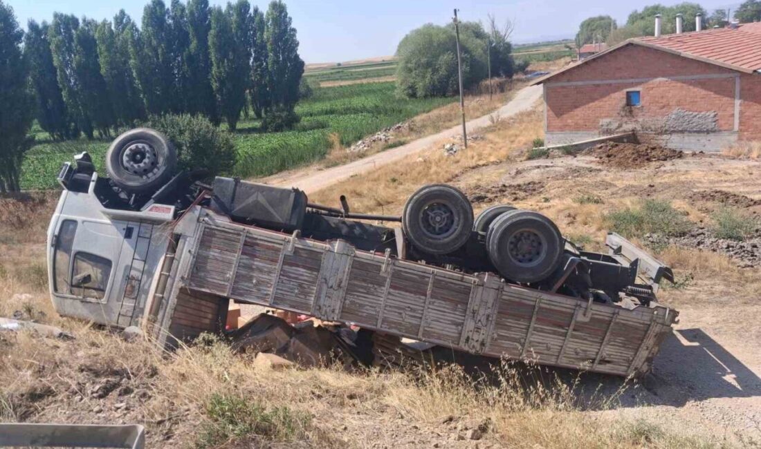 Kütahya’nın Altıntaş ilçesinde bir kamyonun devrilmesi sonucu meydana gelen trafik