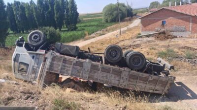 Kütahya’nın Altıntaş ilçesinde bir kamyonun devrilmesi sonucu meydana gelen trafik