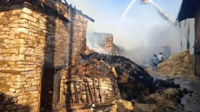 Kütahya’nın Emet ilçesine bağlı Konuş köyünde çıkan yangında 4 ev