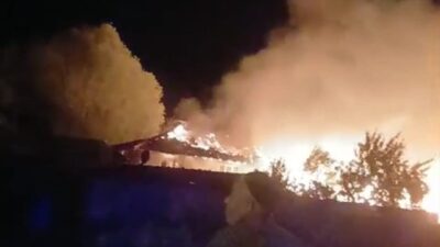 Kütahya’nın merkeze bağlı Karacaören köyünde çıkan yangında 2 ev, 3