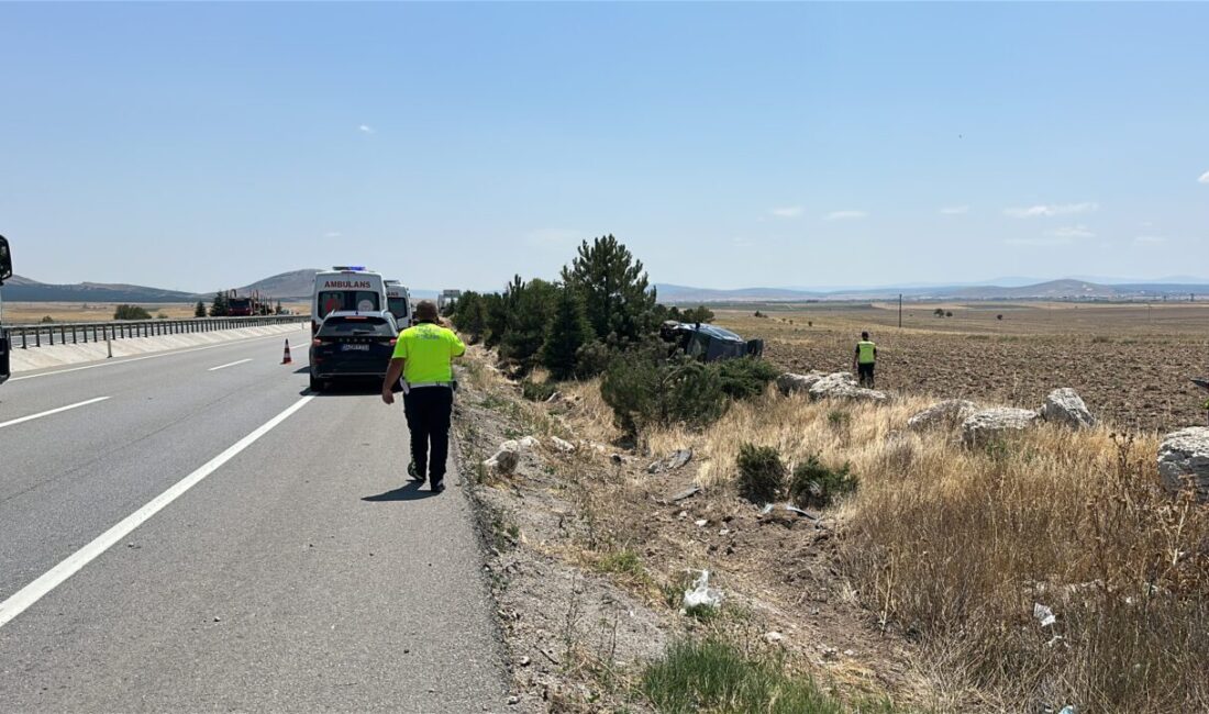 Oğuzhan KILIÇ/ KÜTAHYA, – KÜTAHYA’da lastiği patlayan hafif ticari araç