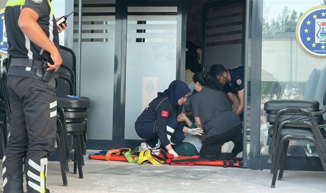 Oğuzhan KILIÇ/ KÜTAHYA, – KÜTAHYA’da kadın lokalinin asma tavanı çökerken,