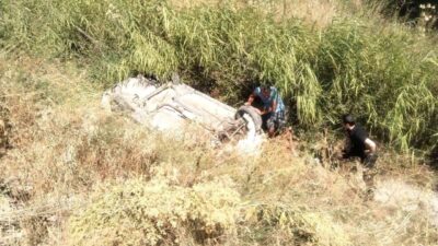 Kütahya’da yol kenarındaki su kanalına devrilen otomobilde sıkışan anne ve