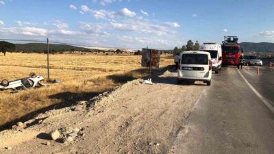 Kütahya’da sürücüsünün direksiyon hâkimiyetini kaybettiği otomobil tarlaya uçtu. Kazada 2