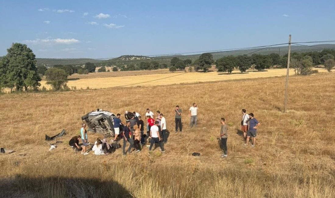 Kütahya’nın Emet ilçesinde sürücüsünün direksiyon hâkimiyetini kaybettiği otomobil tarlaya uçtu.